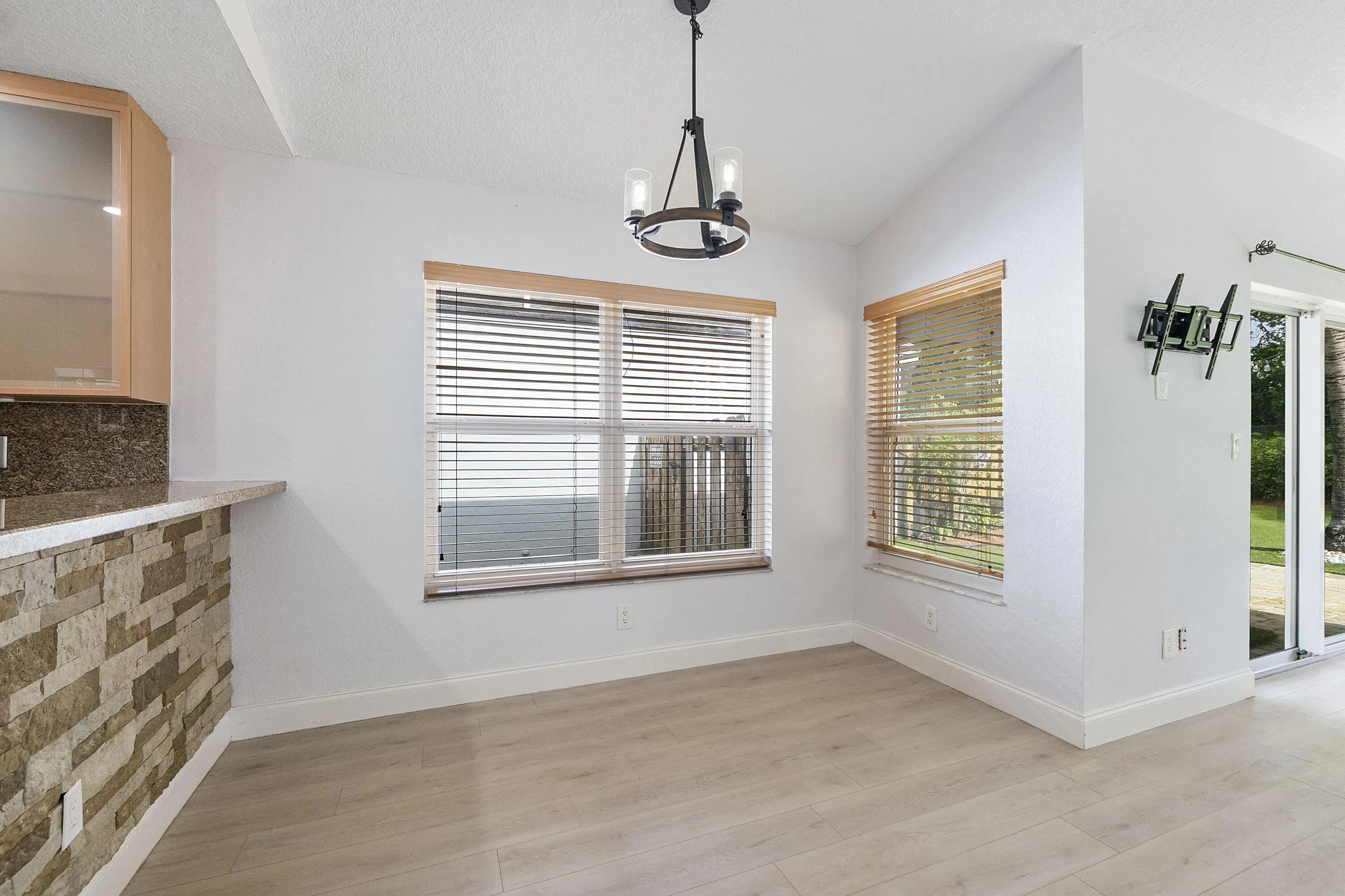 8821 Lake Park Cir N_009