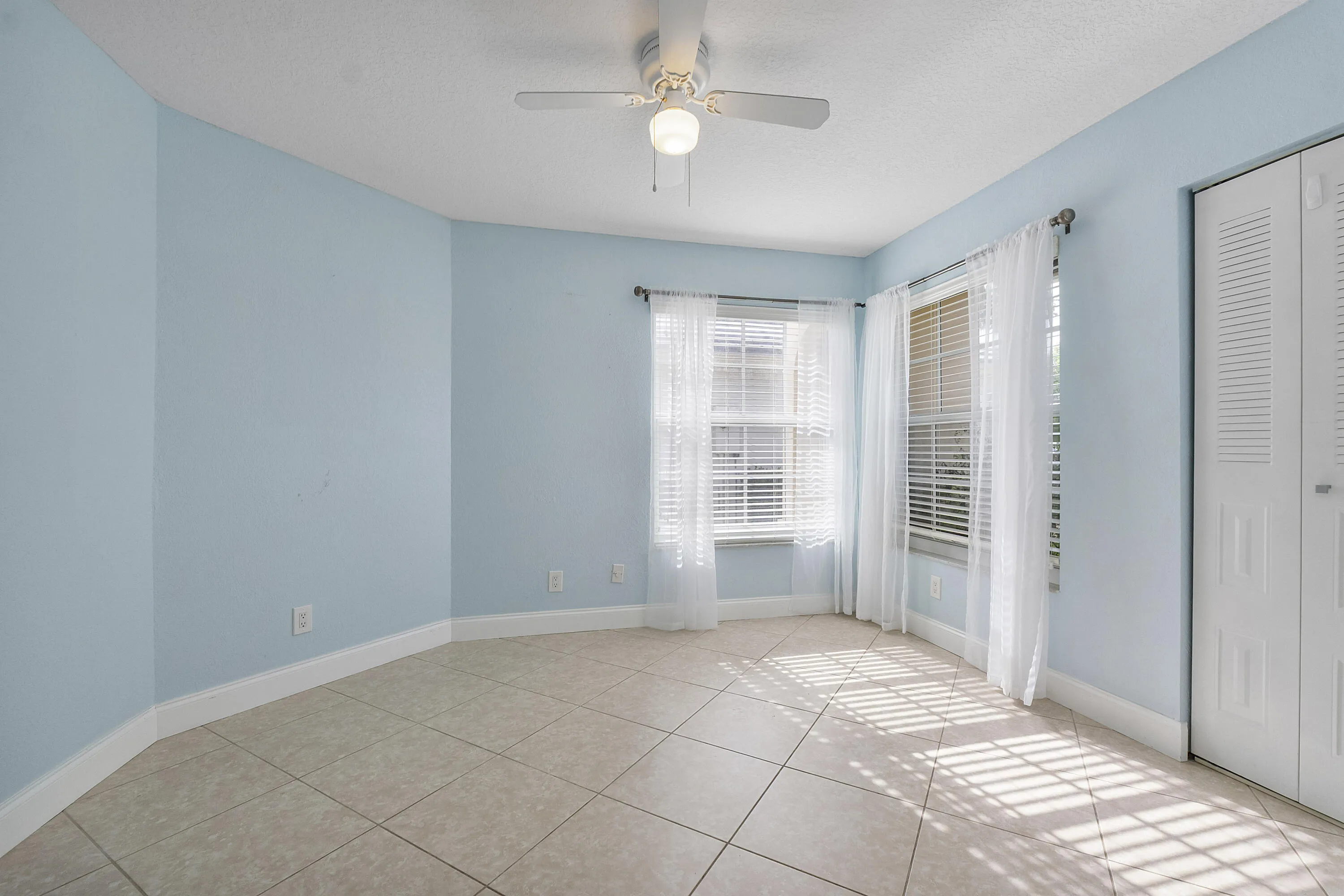 8821 Lake Park Cir N_022