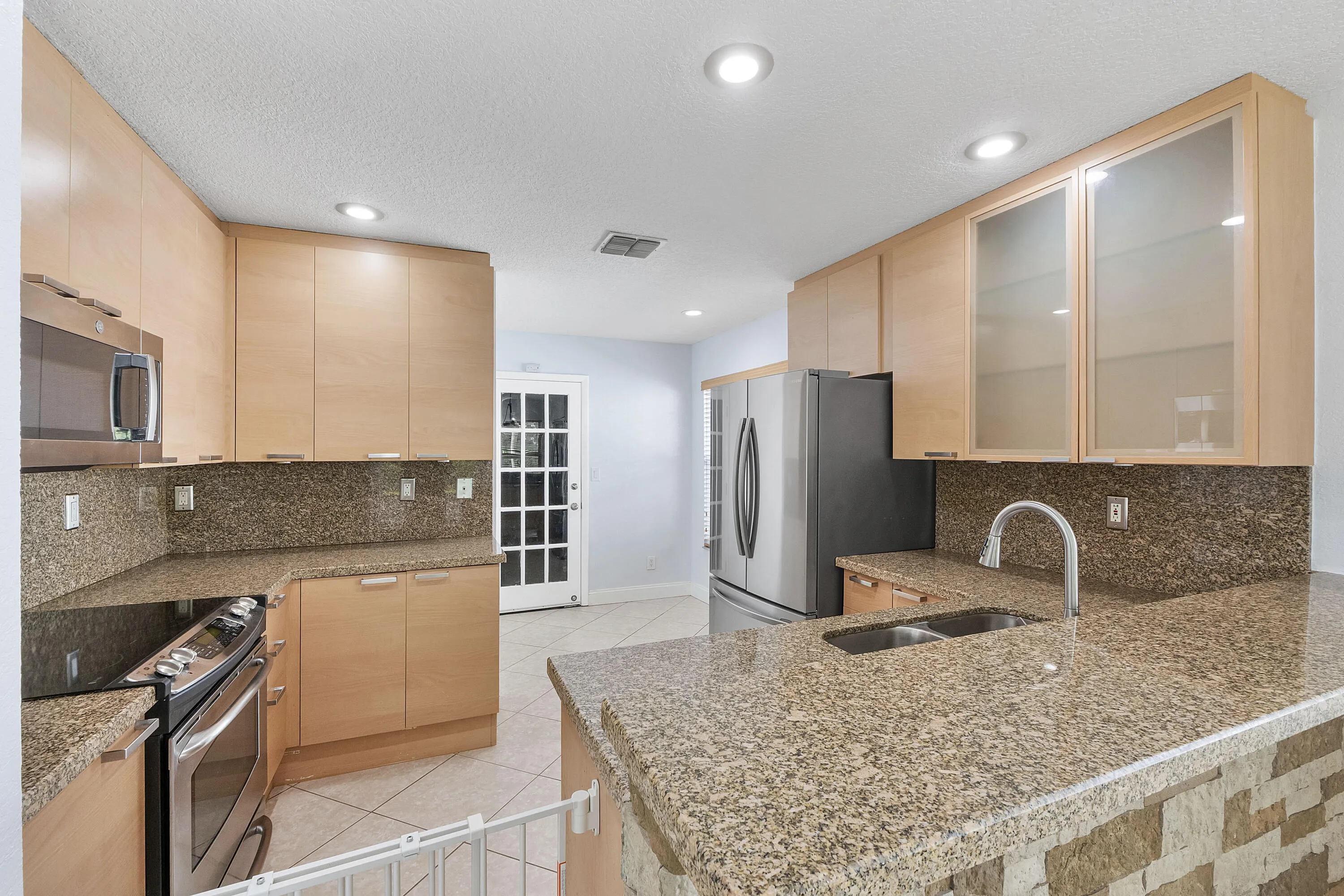 8821 Lake Park Cir N_012
