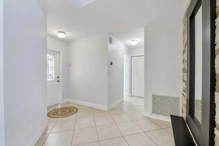 8821 Lake Park Cir N_004