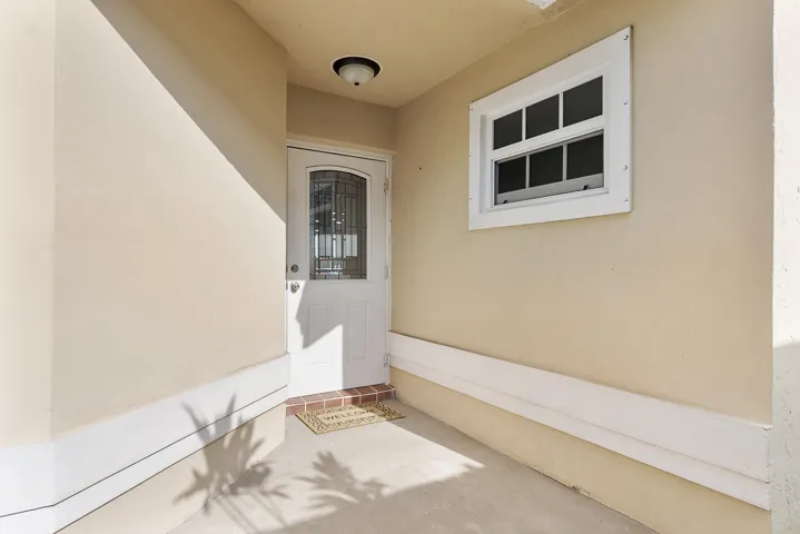 8821 Lake Park Cir N_005