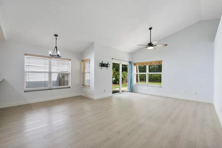 8821 Lake Park Cir N_001