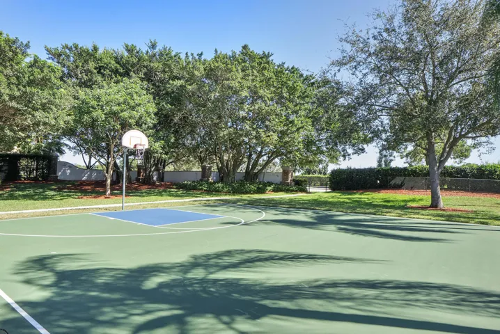 8821 Lake Park Cir N_055
