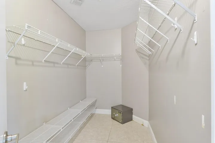 8821 Lake Park Cir N_021
