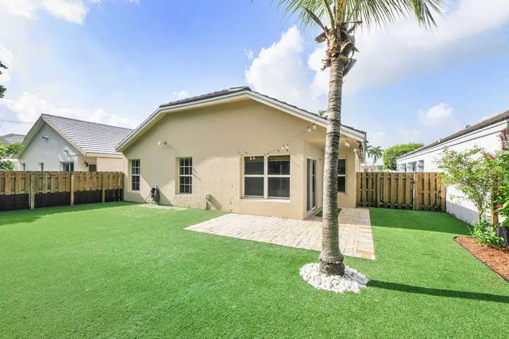 8821 Lake Park Cir N_033