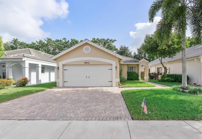 8821 Lake Park Cir N_040