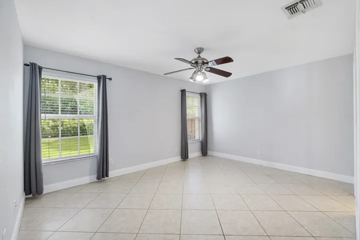 8821 Lake Park Cir N_017