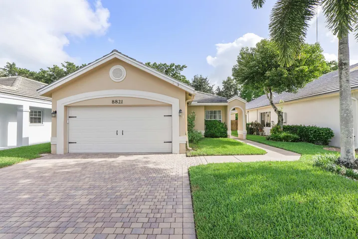 8821 Lake Park Cir N_041