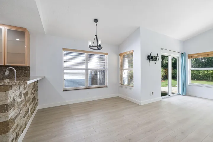 8821 Lake Park Cir N_008