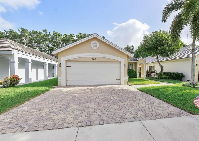 8821 Lake Park Cir N_042