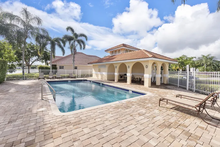 8821 Lake Park Cir N_049