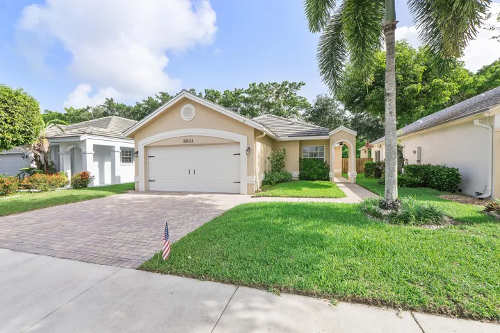 8821 Lake Park Cir N_039