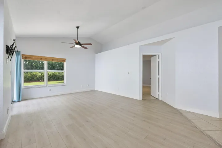 8821 Lake Park Cir N_002