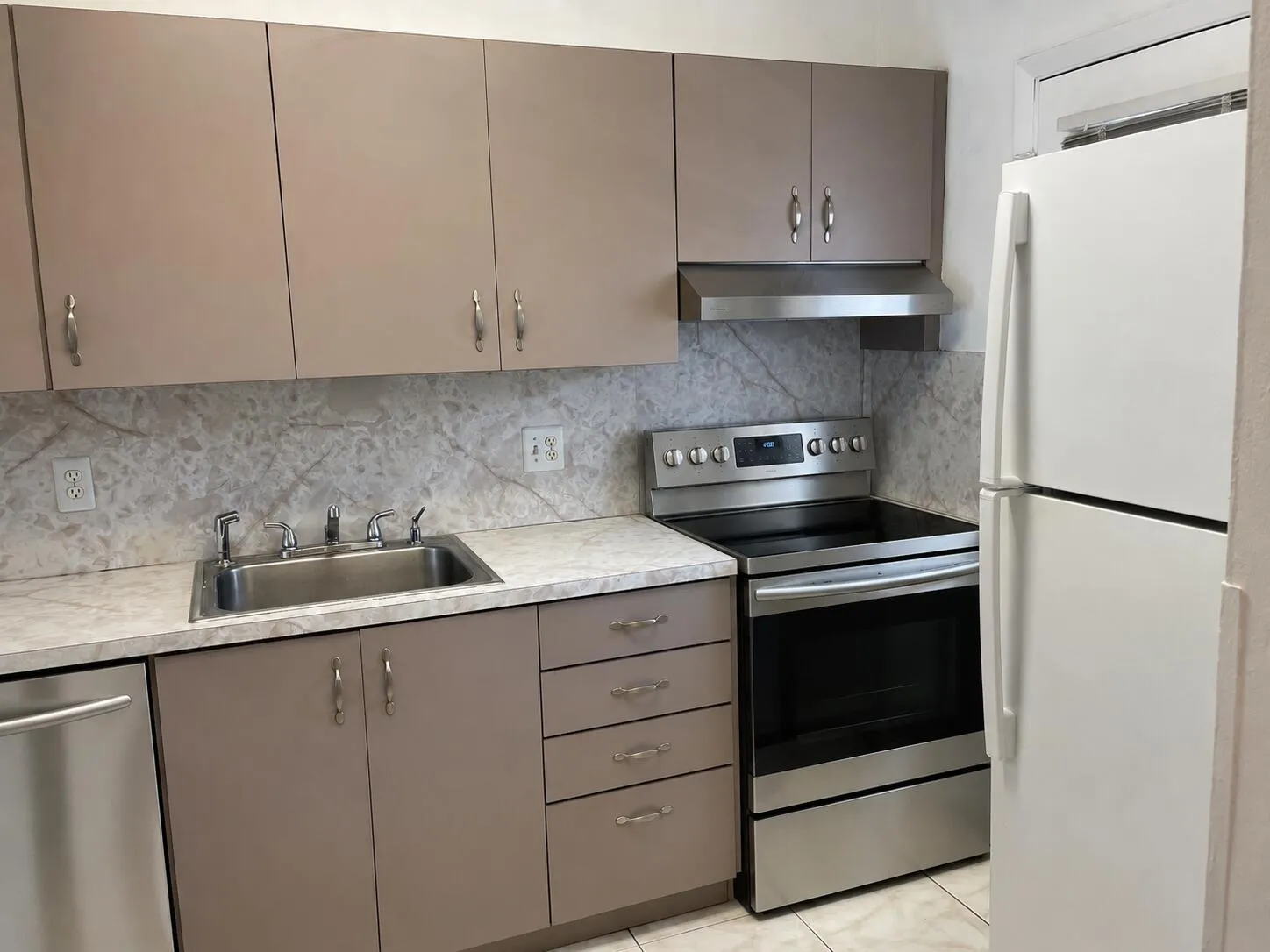 Appliances digitally edited - new stainless steel appliances may differ slightly.