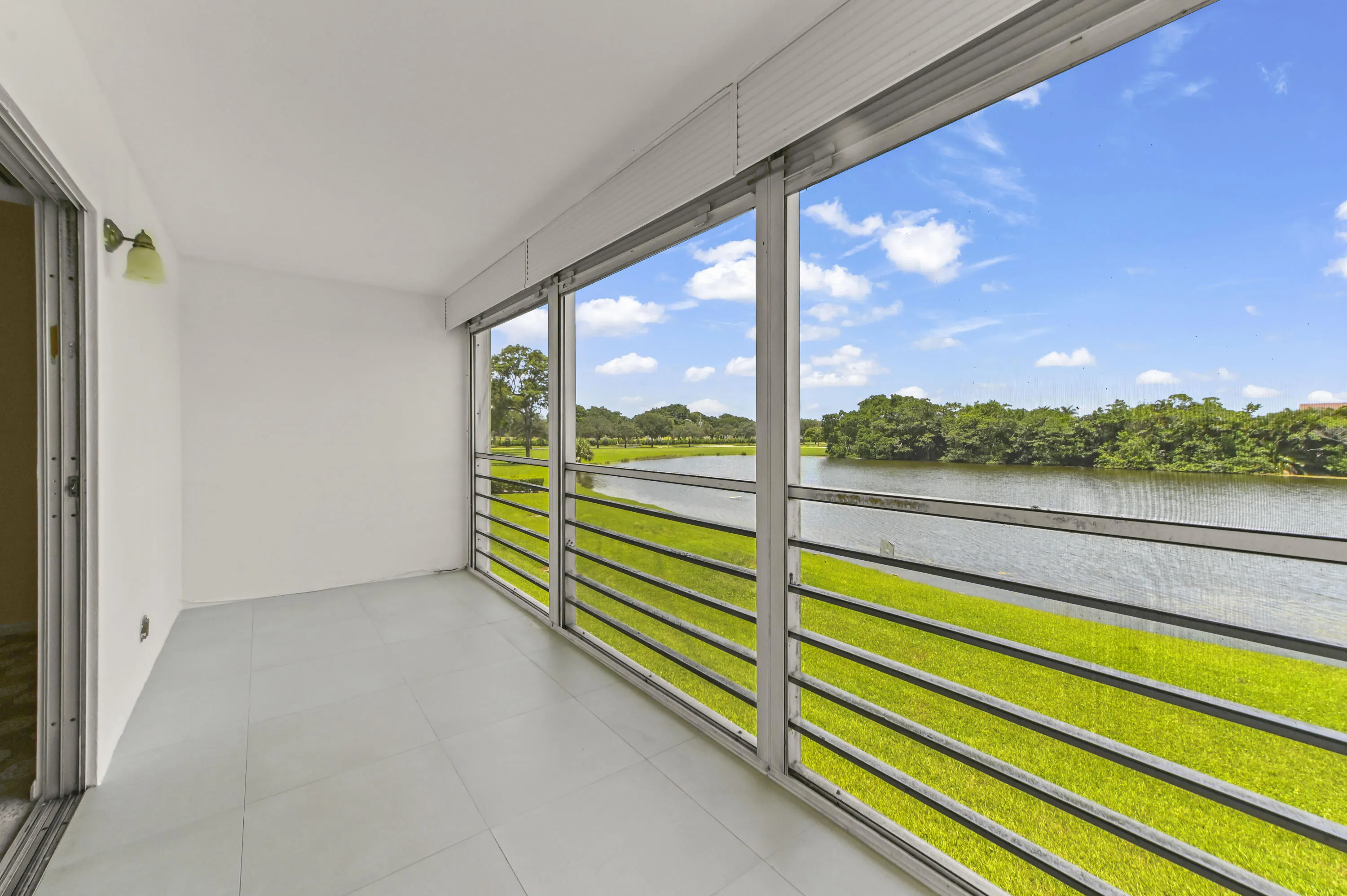 16 Balcony 02