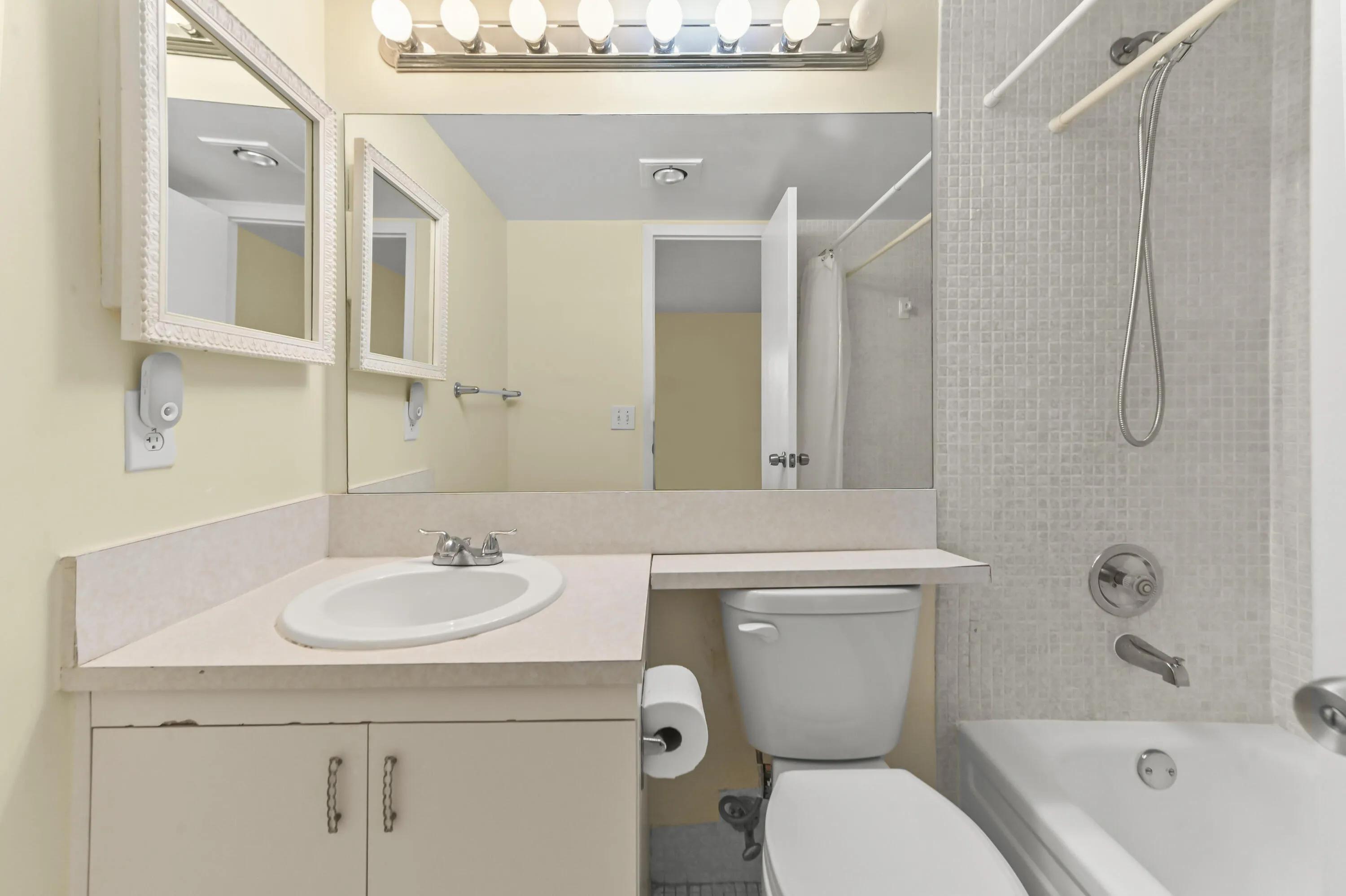 14 Bathroom 02