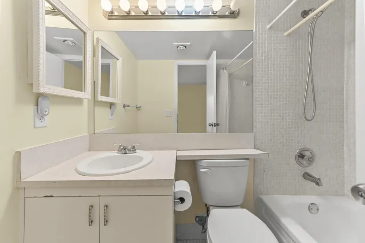 14 Bathroom 02
