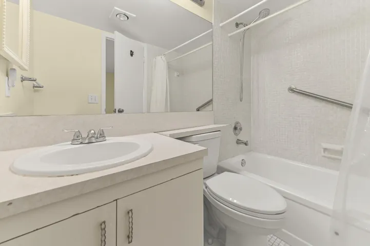 14 Bathroom 03