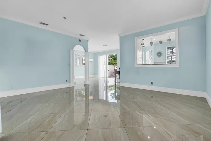 Living room with an opening into the kitchen