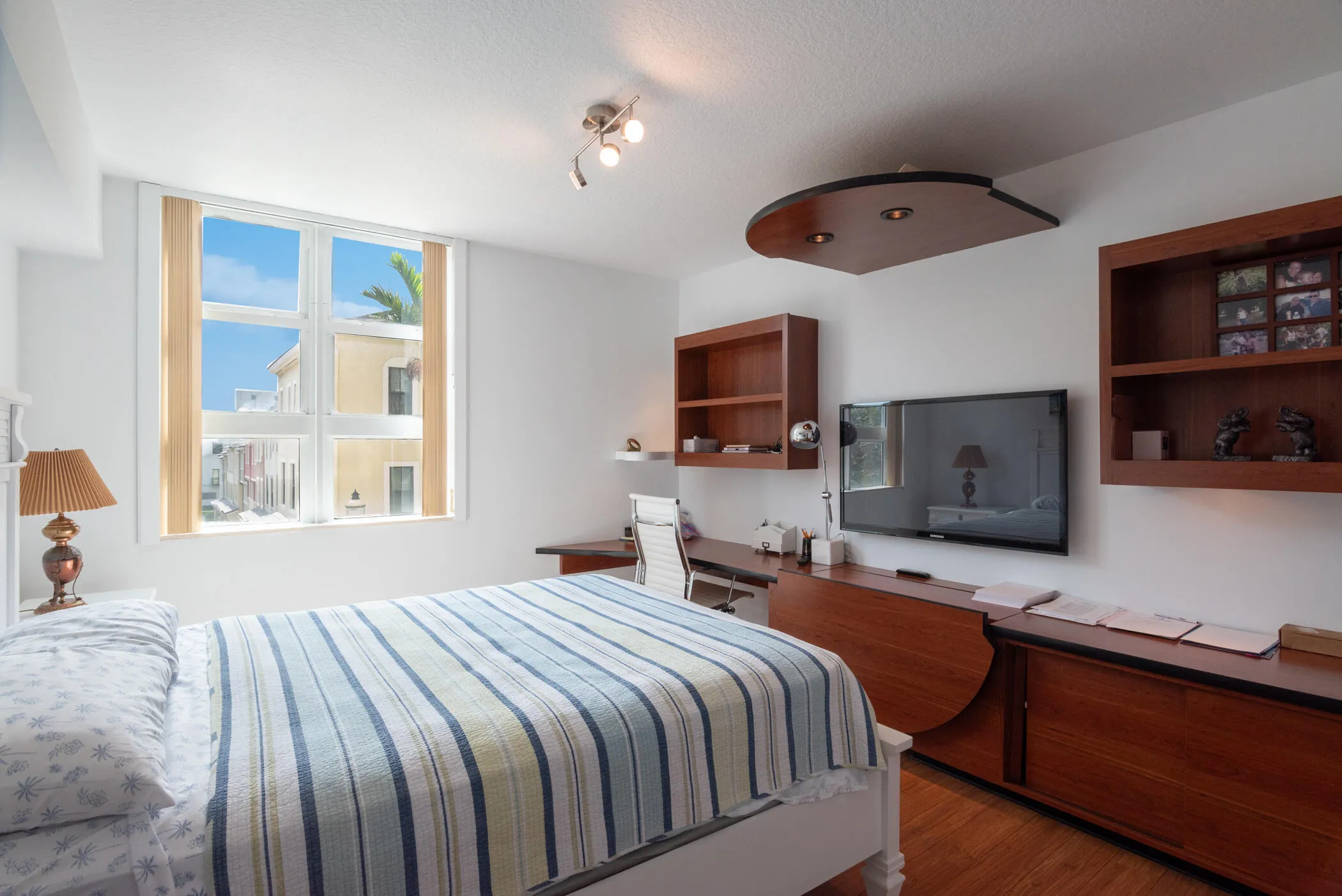 © Clark-403 S Sapodilla 207-019