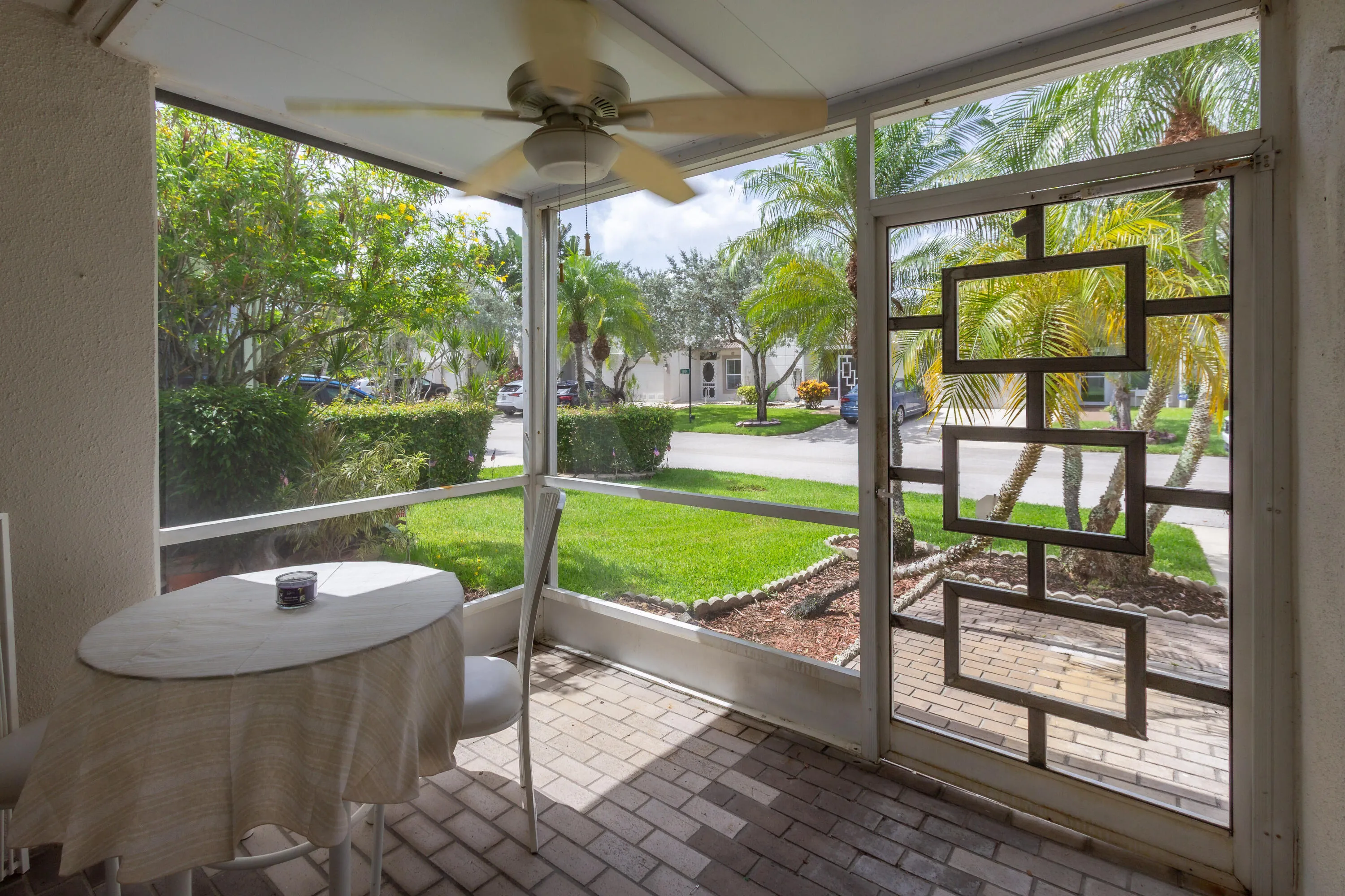 Catch the cross breeze and relax in comfort!!