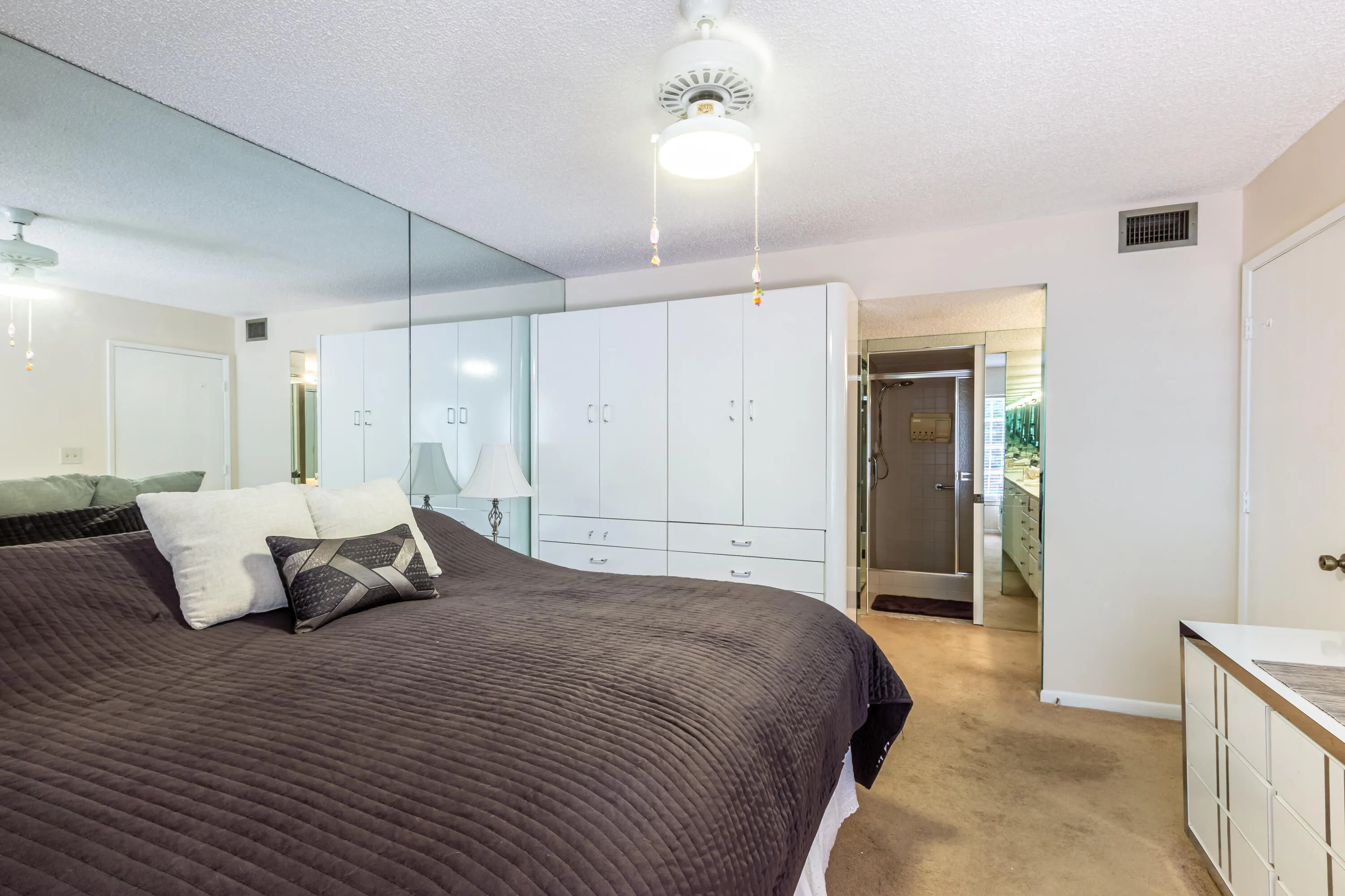 Large main bedroom with a large walk in closet