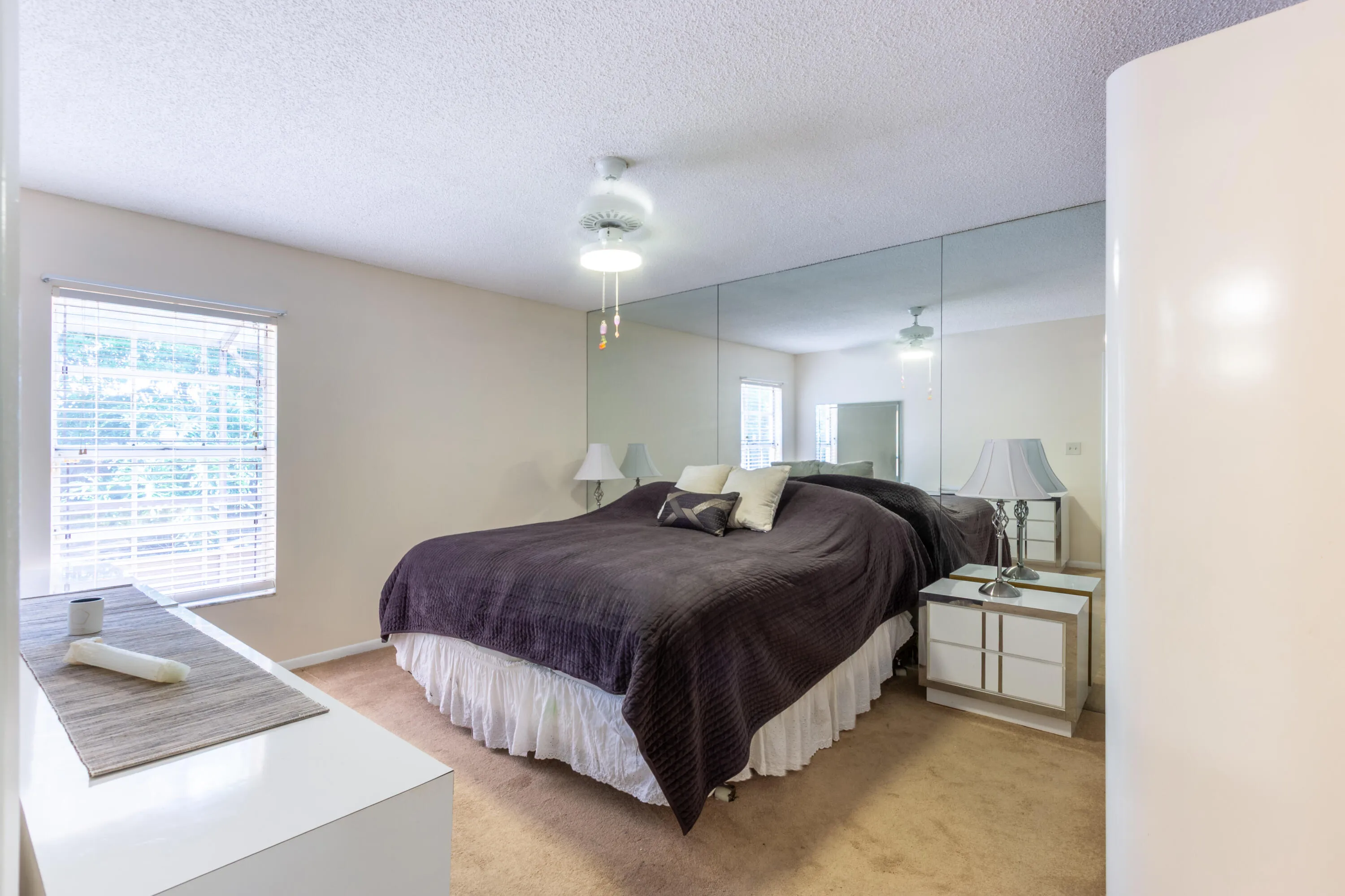 Large main suite with a garden view!!!