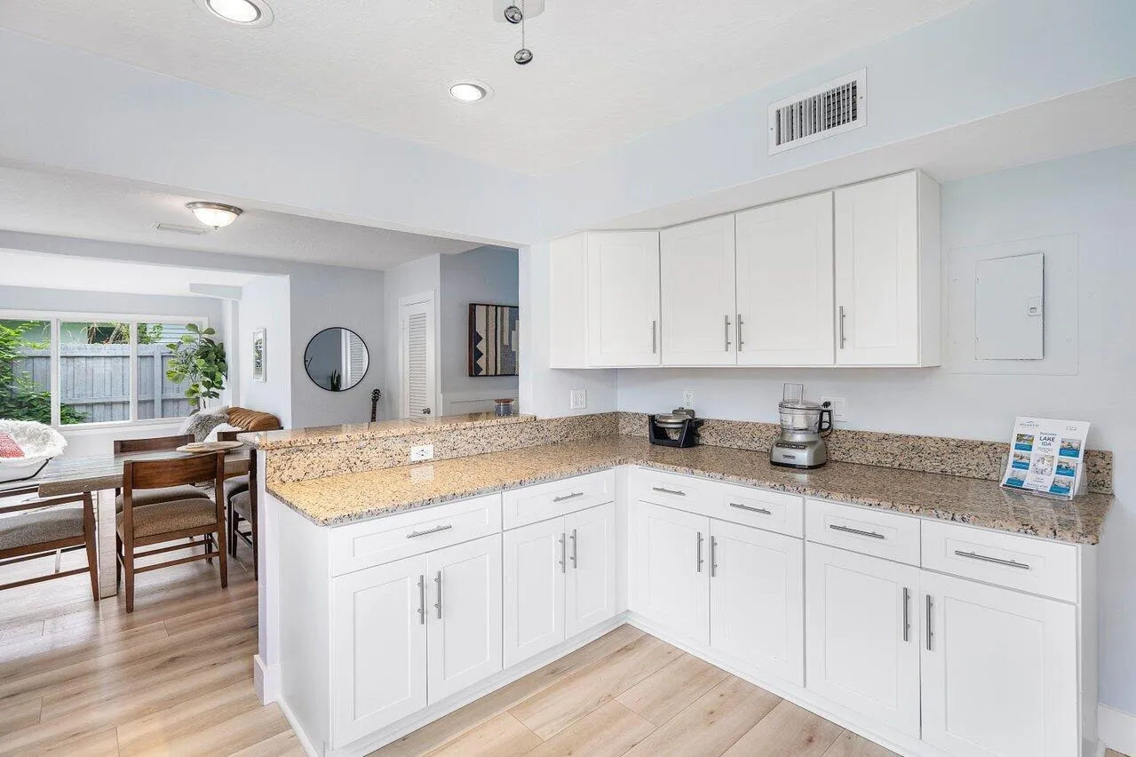 008-233LakeTerrace-DelrayBeach-FL-33444-