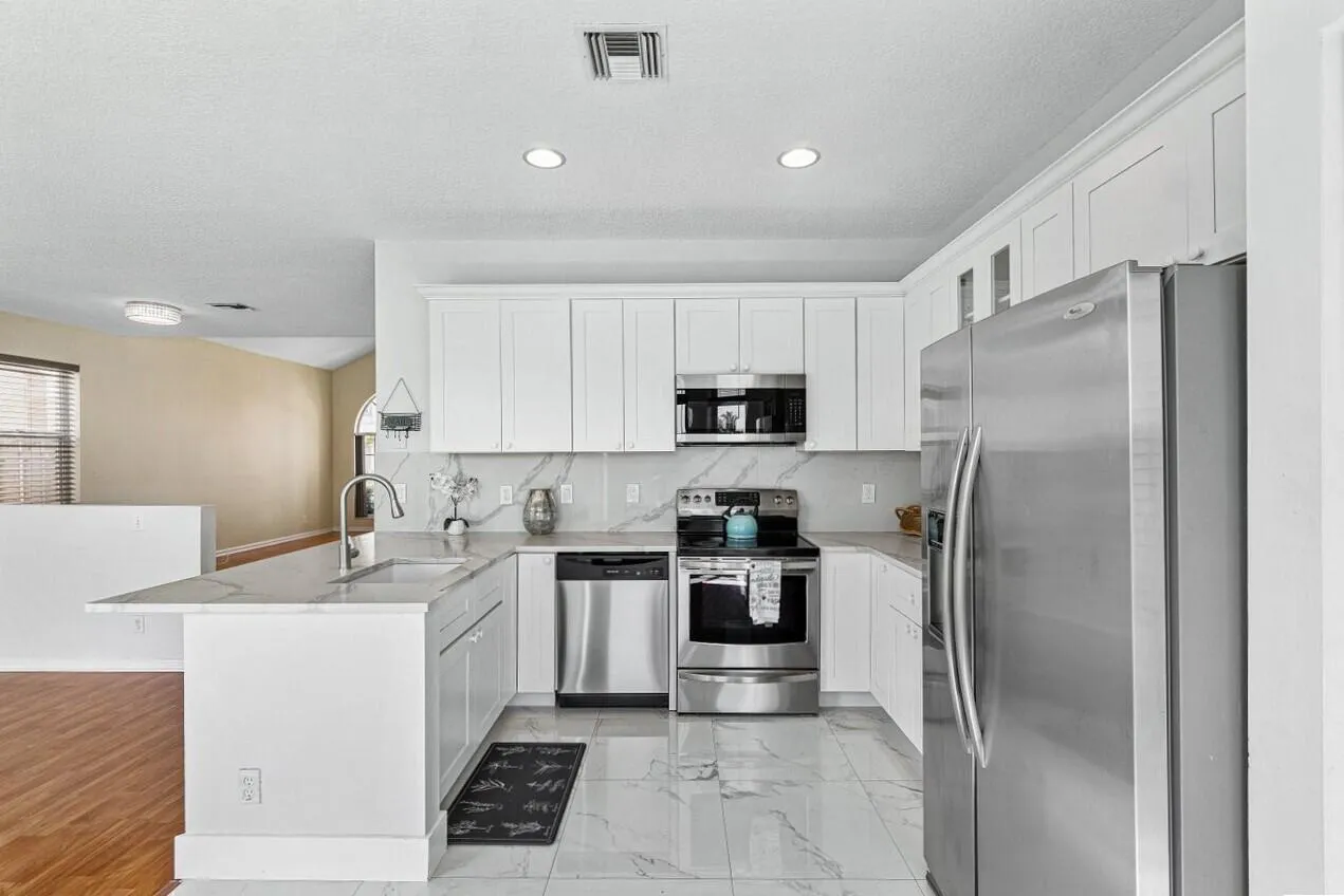 017-7835SpringfieldLakeDrive-LakeWorth-F