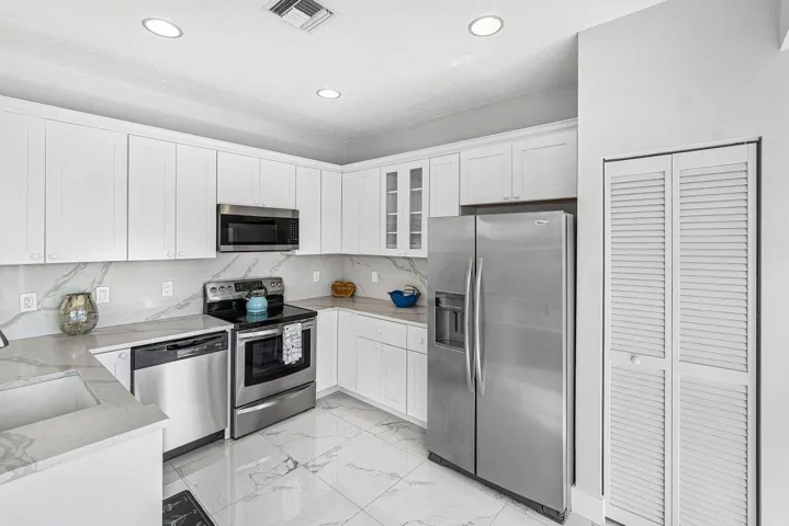 015-7835SpringfieldLakeDrive-LakeWorth-F