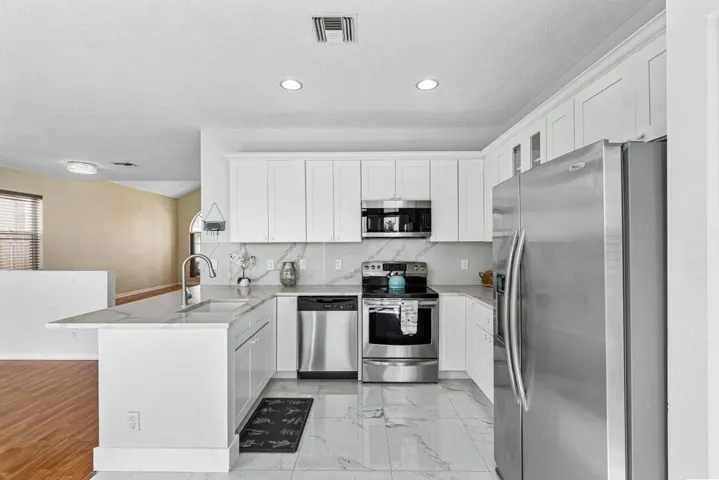 017-7835SpringfieldLakeDrive-LakeWorth-F