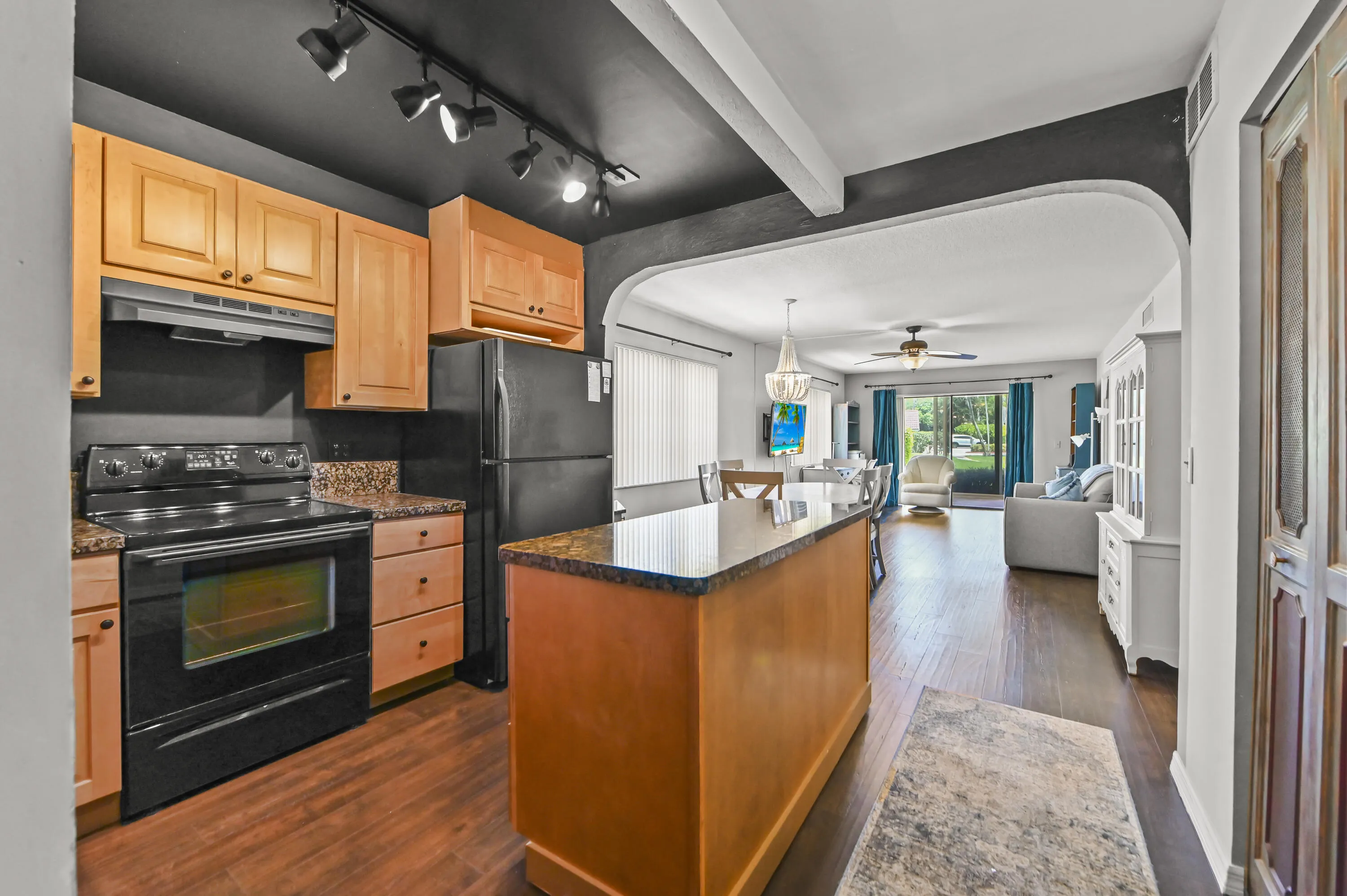 10 Kitchen 01