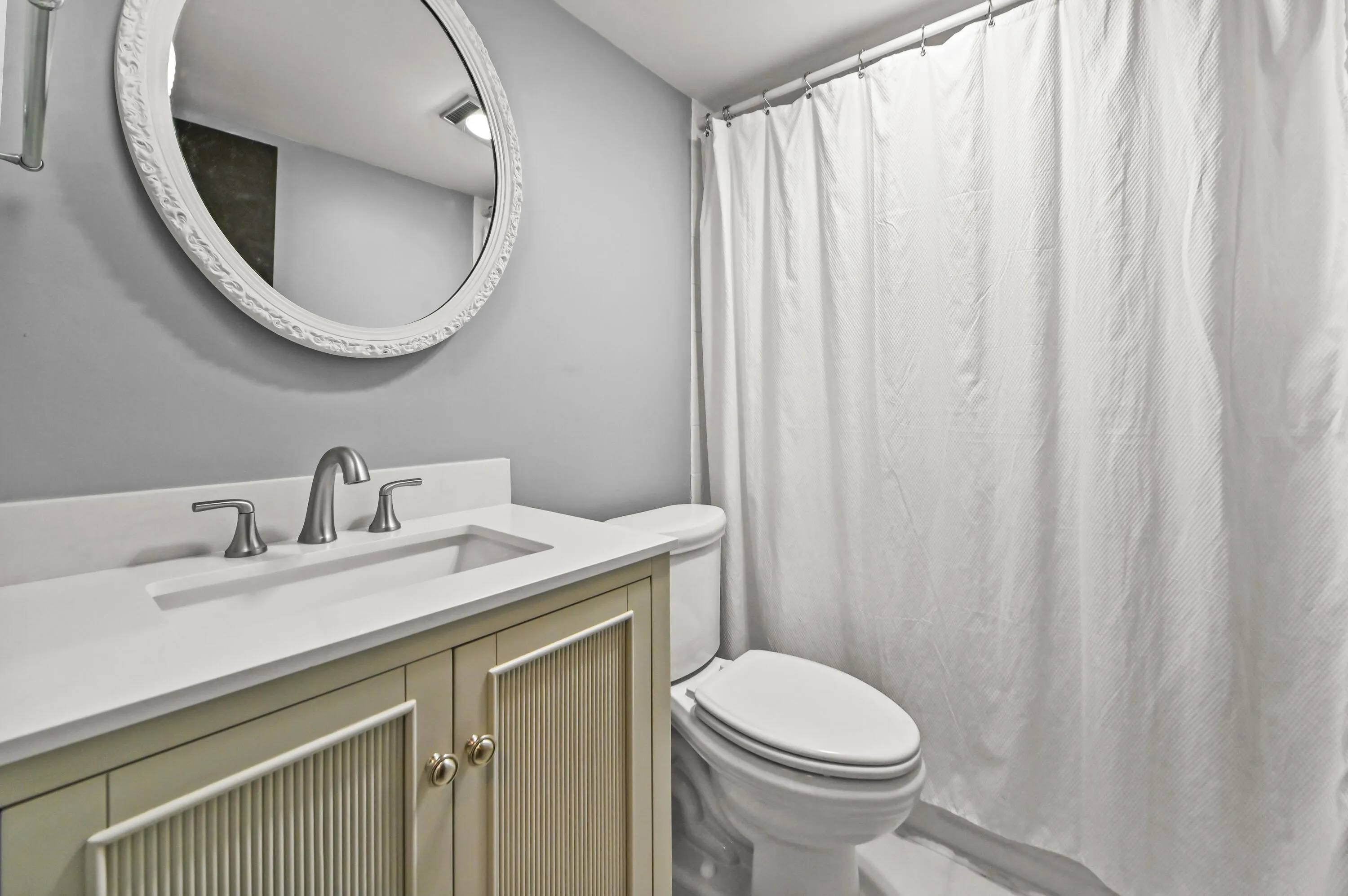 24 Bathroom 01