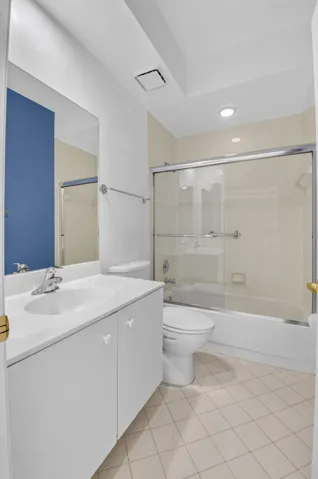 Full 2nd Bathroom