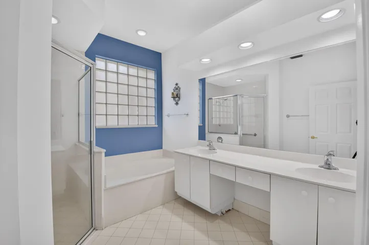 Primary Bathroom w/2 sinks & separate shower & roman tub