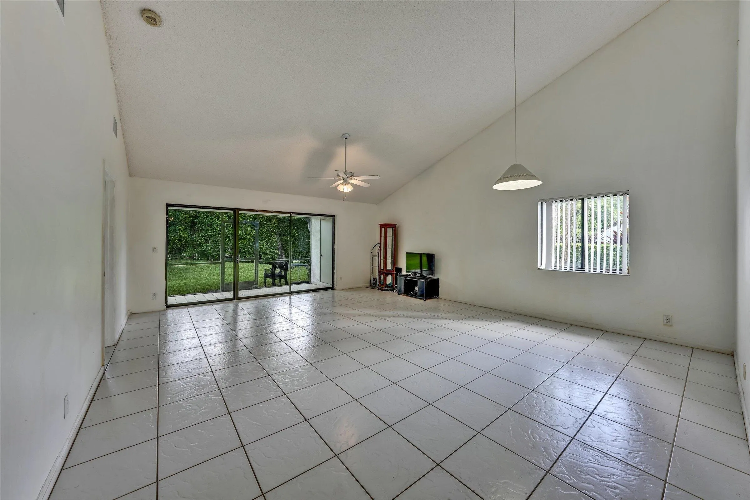 19-100 Sunshine Blvd-19