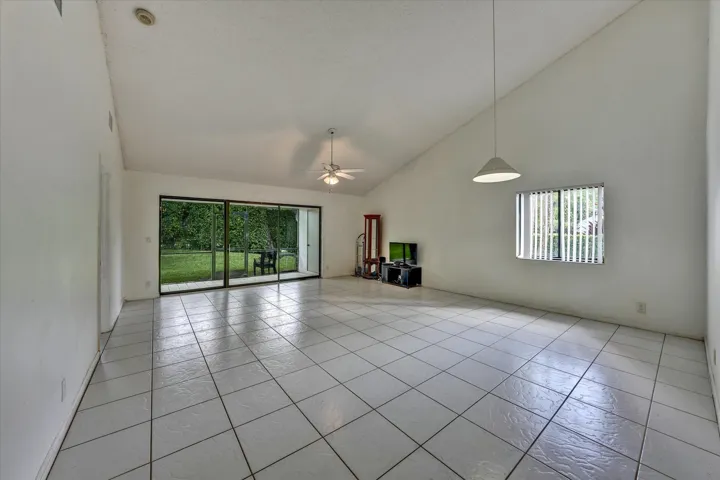 19-100 Sunshine Blvd-19