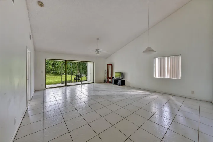 16-100 Sunshine Blvd-16