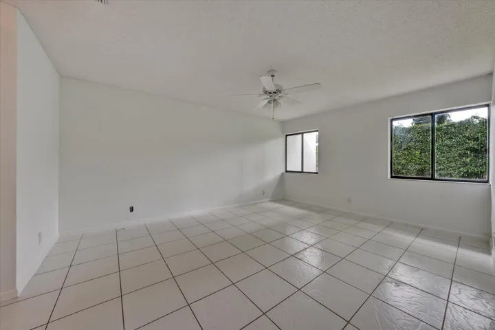 21-100 Sunshine Blvd-21