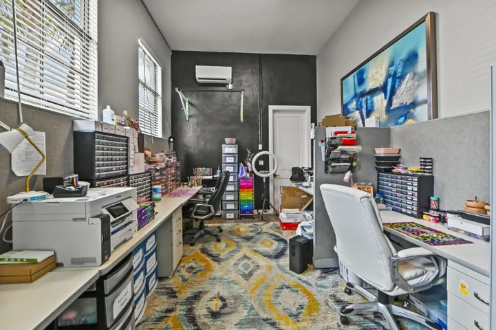32 Office 01