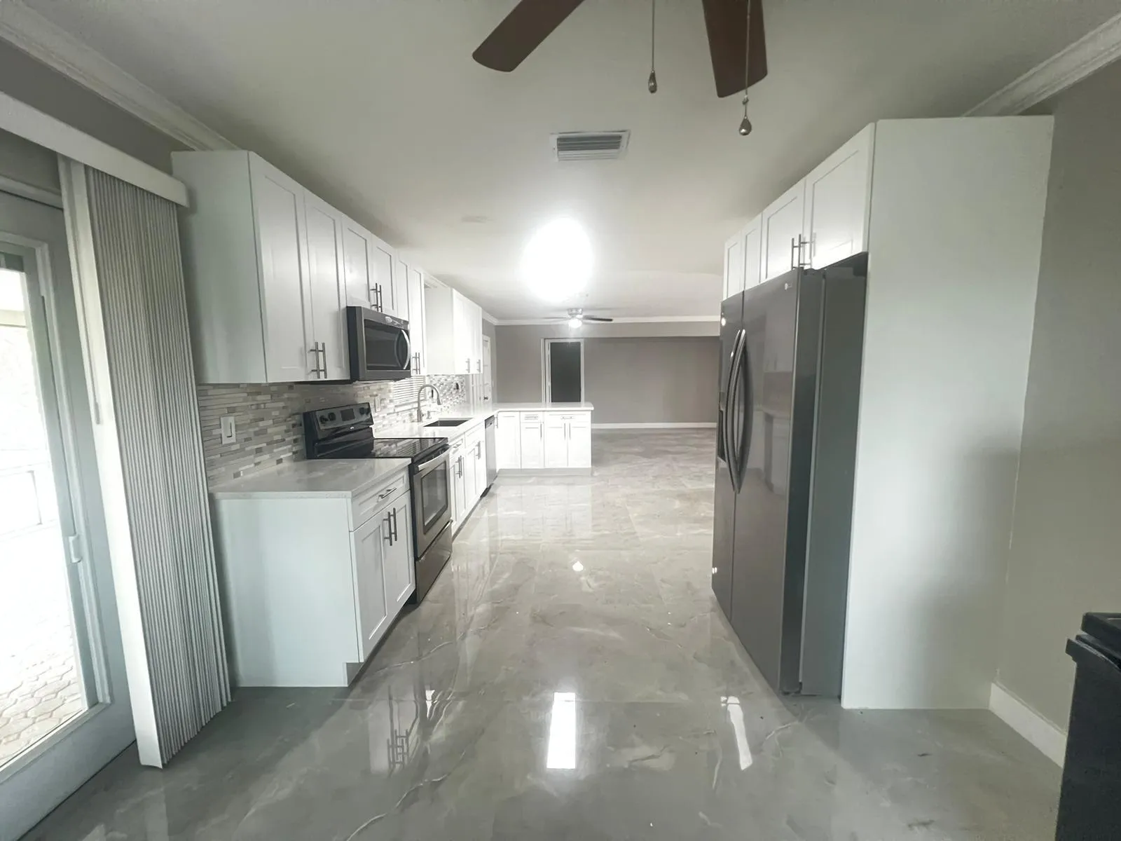 New Kitchen w/Cuartz Counters