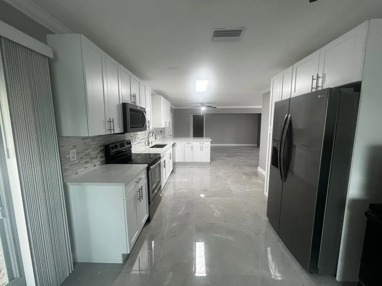 New Kitchen w/Cuartz Counters