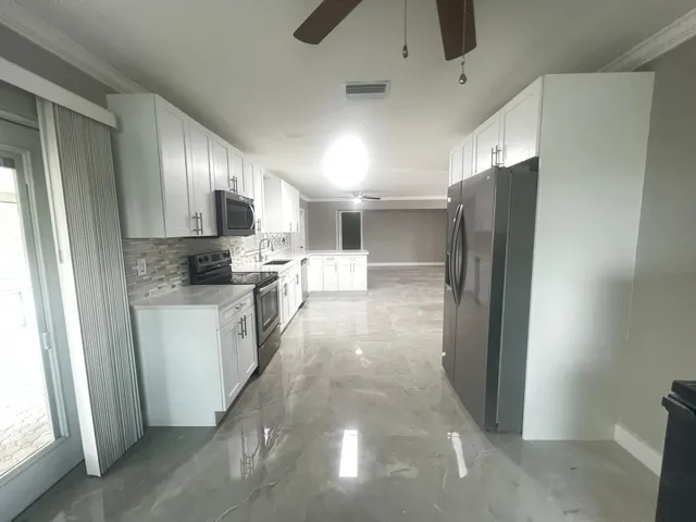 New Kitchen w/Cuartz Counters