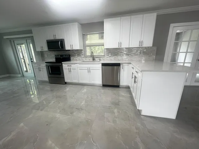 New Kitchen w/Cuartz Counters