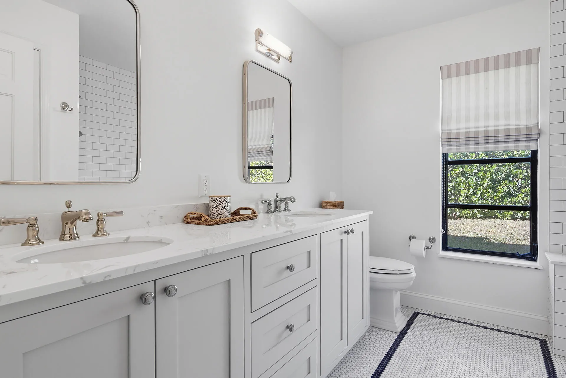 Tub/Shower, Duel Sink