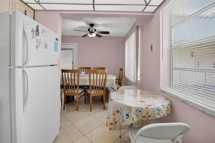 KITCHEN / DINING