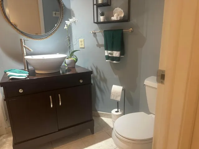 Full Bath - Hallway