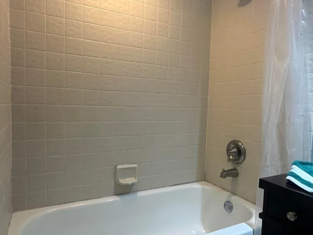 Full Bath - Hallway