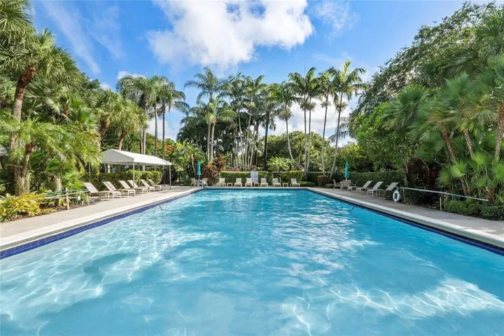 2 pools in walking distance.
