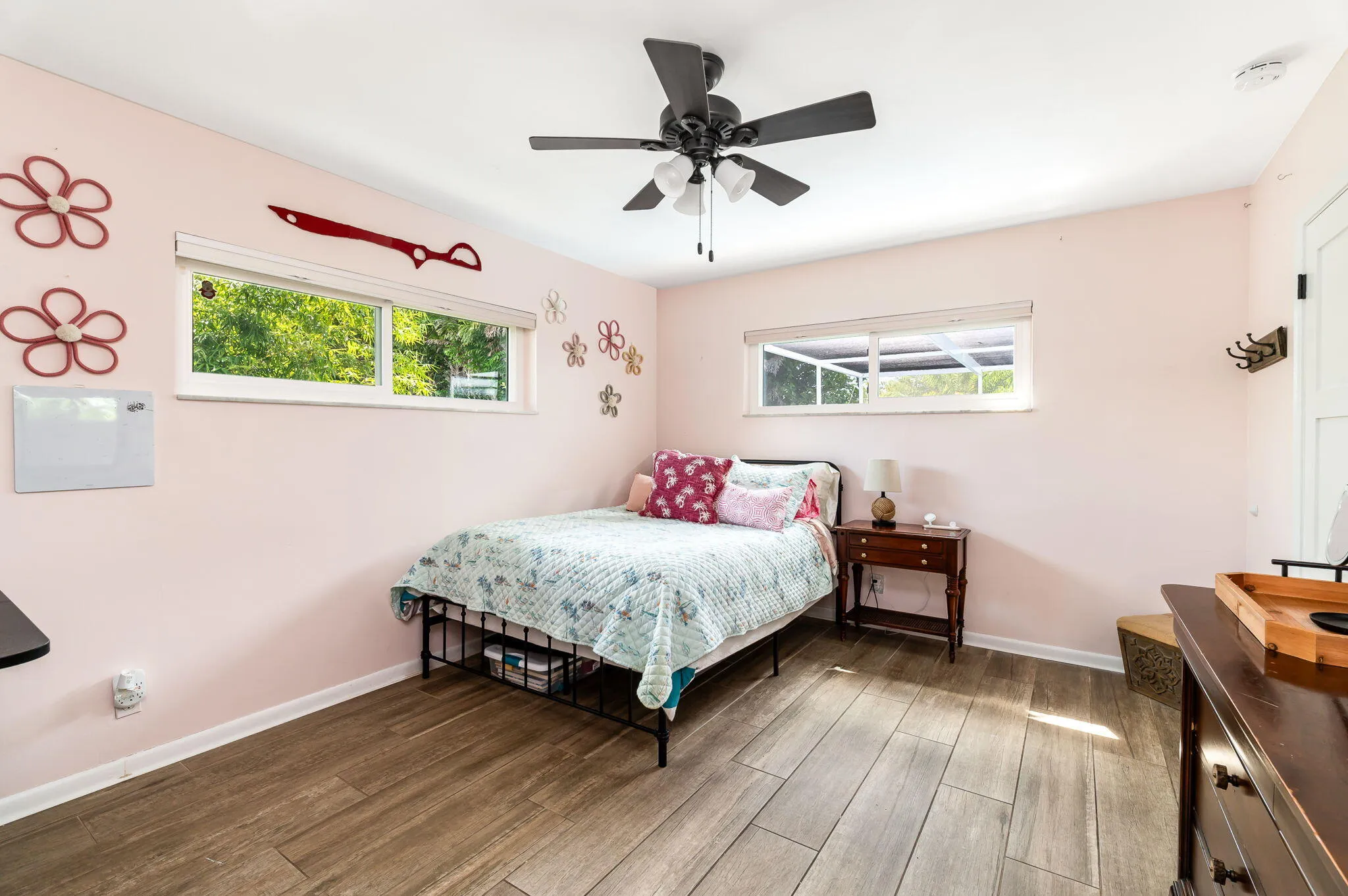 Secondary bedroom with queen size bed